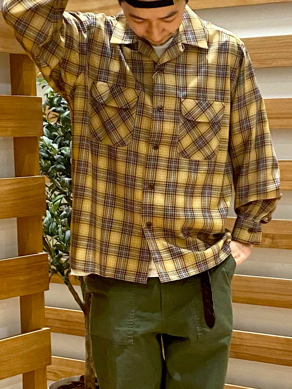 ベージュ系のシャツ/ブラウス、グリーン系のその他パンツ、ブラウン系のブーツを着用したメンズの春コーディネートの2枚目の写真