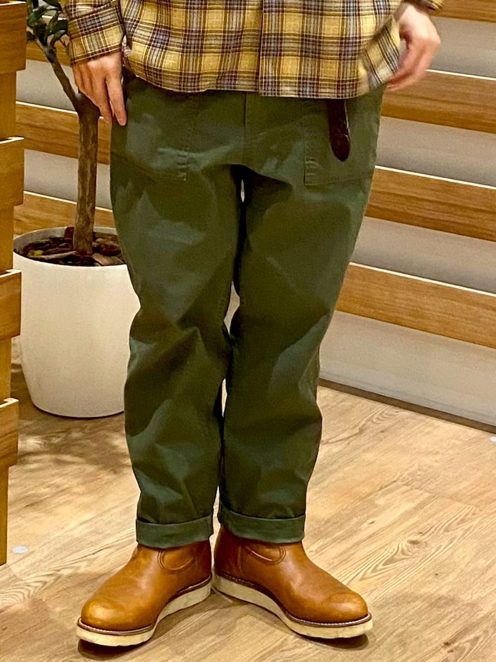 ベージュ系のシャツ/ブラウス、グリーン系のその他パンツ、ブラウン系のブーツを着用したメンズの春コーディネートの3枚目の写真