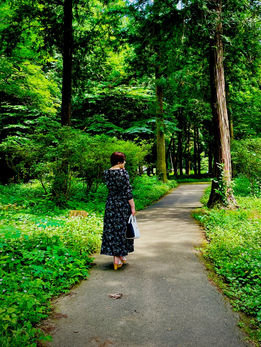 ブラック系のワンピースを着用したレディースの夏コーディネートの2枚目の写真