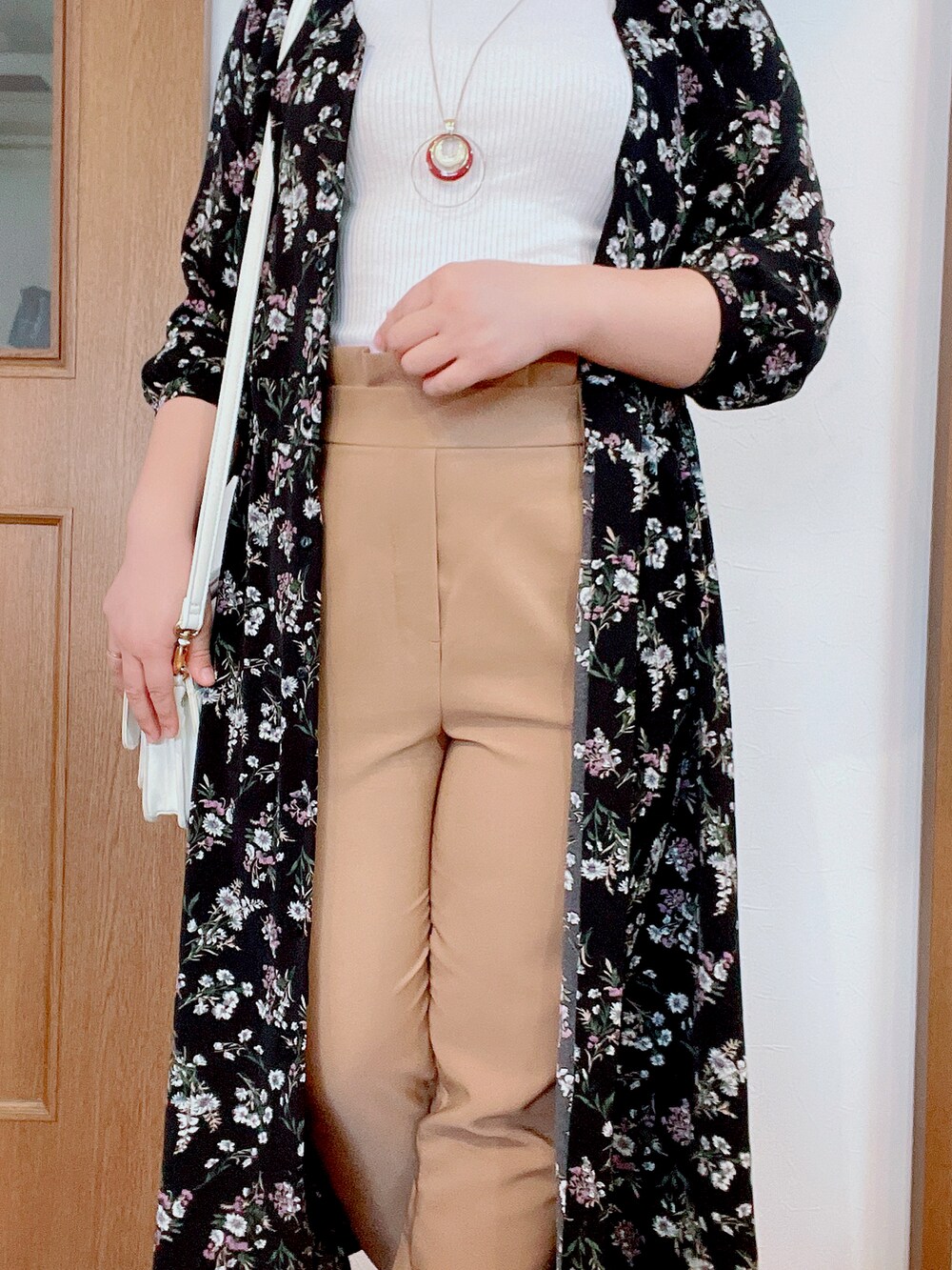 ブラック系のワンピースを着用したレディースの夏コーディネートの3枚目の写真