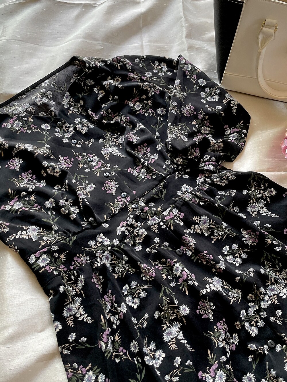 ブラック系のワンピースを着用したレディースの夏コーディネートの4枚目の写真