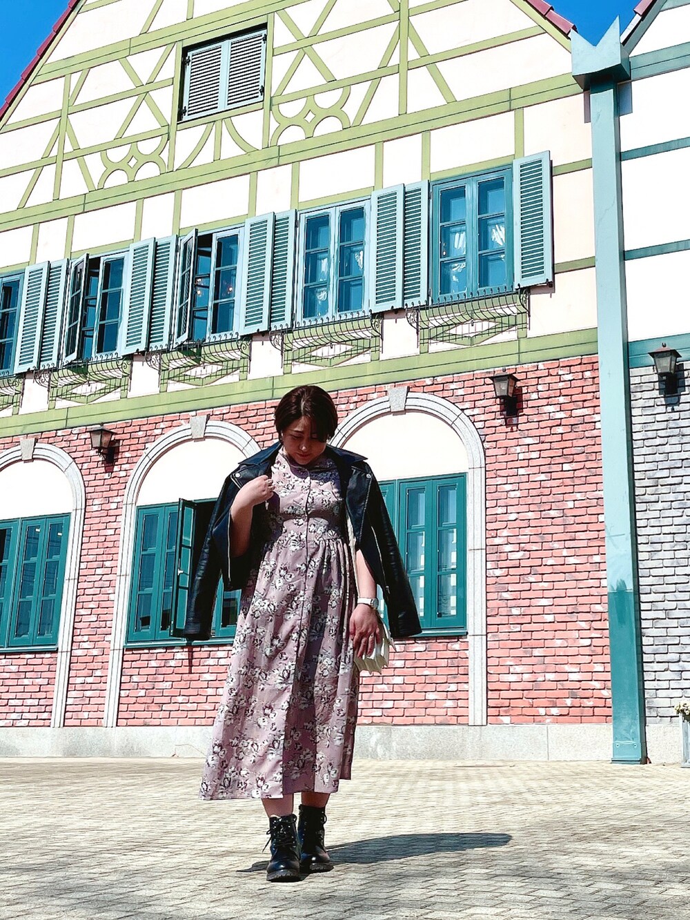 ブラック系のブーツを着用したレディースの春コーディネートの2枚目の写真