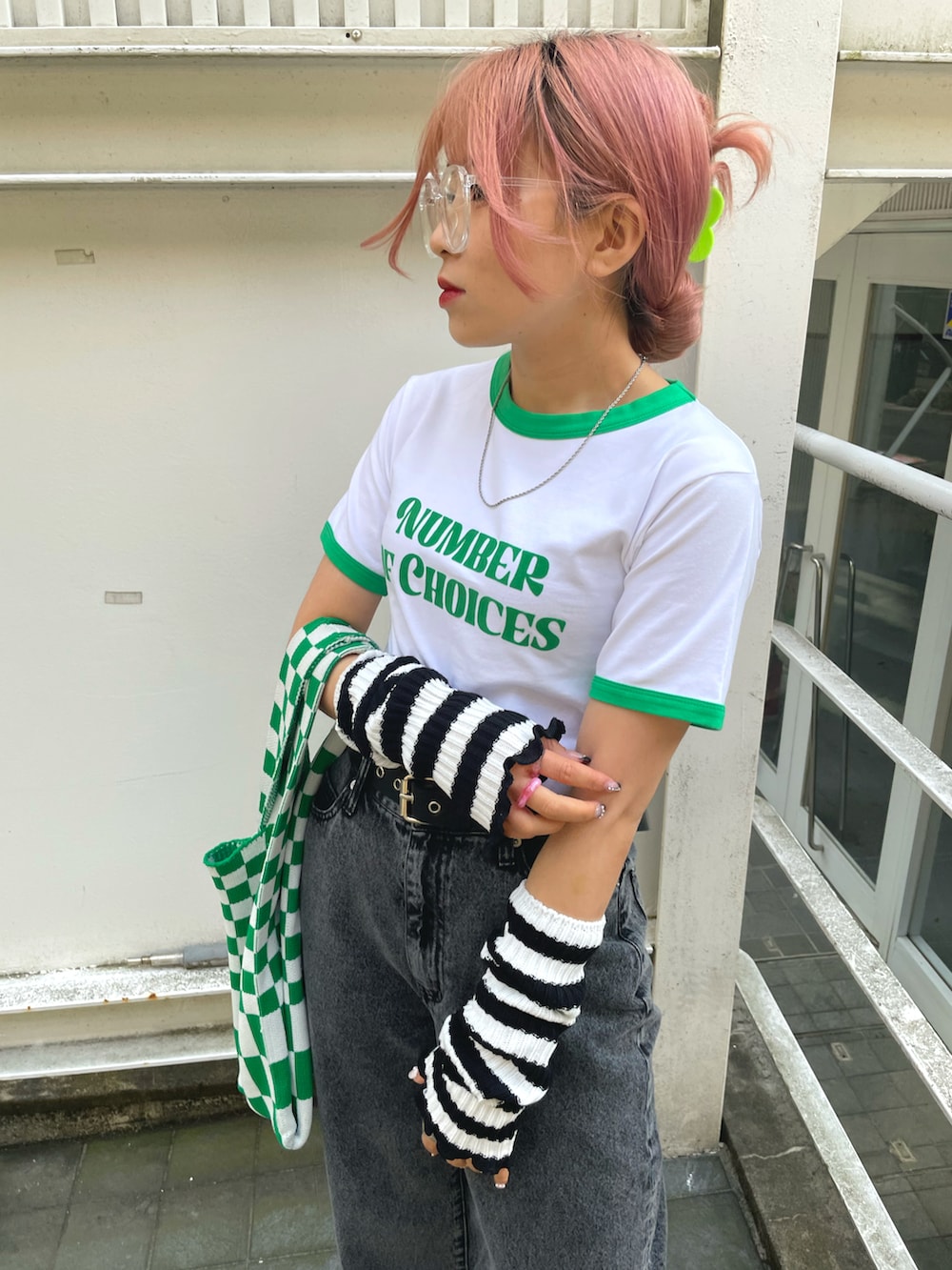 「春コーデ、カラーコーデ、デニム、今日のコーデ、ラフ、デニムパンツ、韓国ファッション、アームウォーマー、y2k、ピチT、トレンド、韓国コーデ、グリーン、ピンクヘアー」｜「WEGOのWEGO/ウエストフィットワイドストレートパンツ（デニムパンツ、ブラック系）」を使った、りさこ Lv.26さん（レディース・154cm）の春コーディネートの4枚目の写真