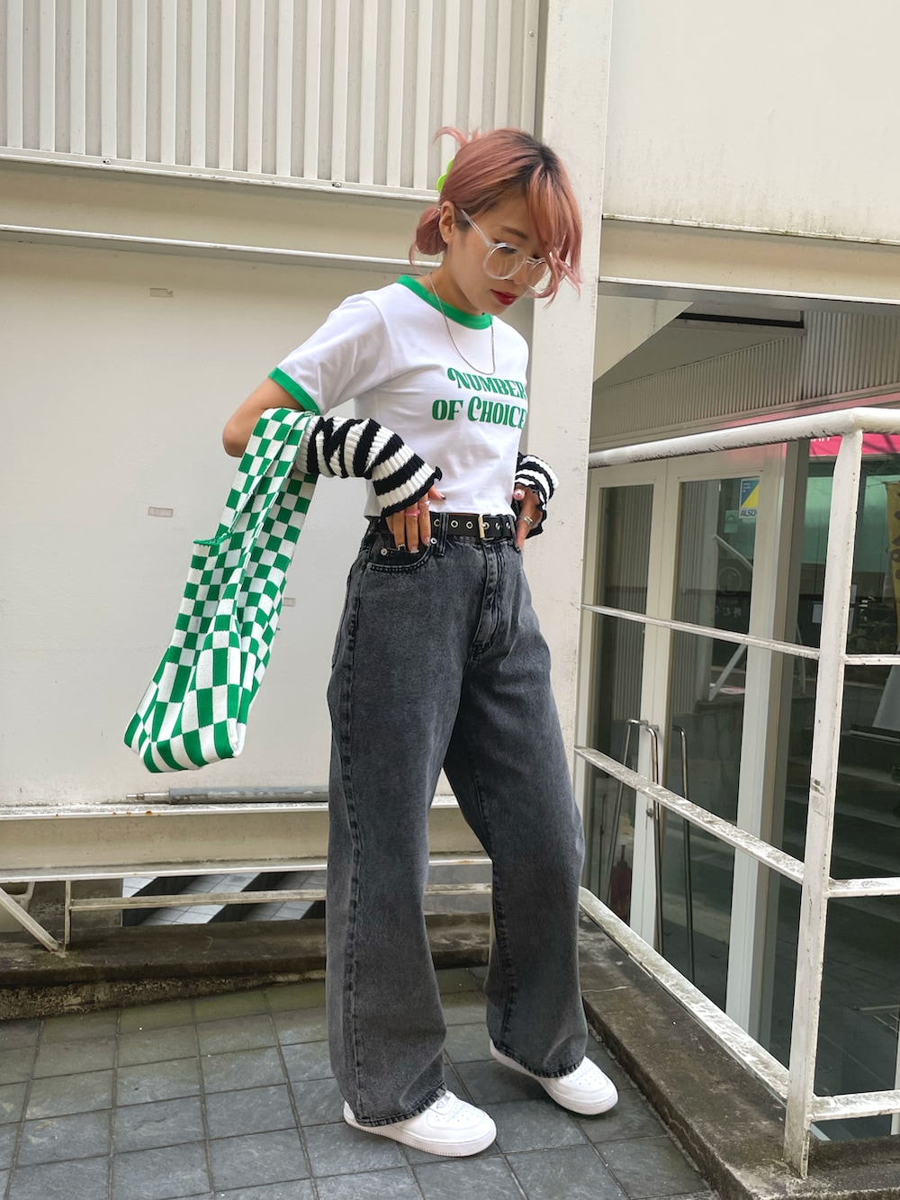 「春コーデ、カラーコーデ、デニム、今日のコーデ、ラフ、デニムパンツ、韓国ファッション、アームウォーマー、y2k、ピチT、トレンド、韓国コーデ、グリーン、ピンクヘアー」｜「WEGOのWEGO/ウエストフィットワイドストレートパンツ（デニムパンツ、ブラック系）」を使った、りさこ Lv.26さん（レディース・154cm）の春コーディネートの2枚目の写真