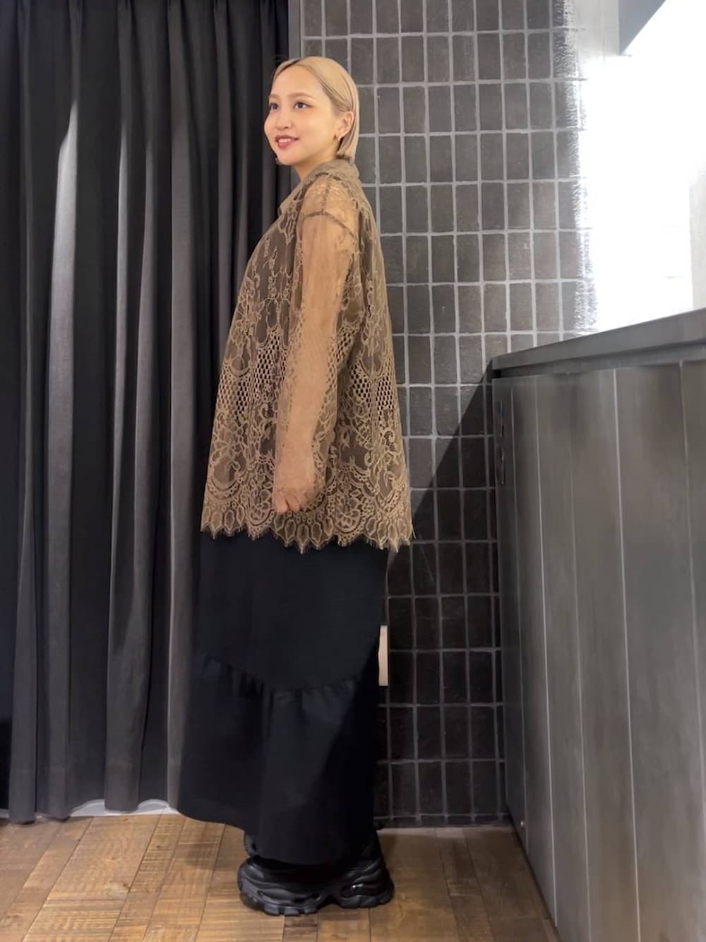 ブラック系のジャンパースカート、ブラック系のローファー、ブラウン系のシャツ/ブラウスを着用したレディースの夏コーディネートの3枚目の写真