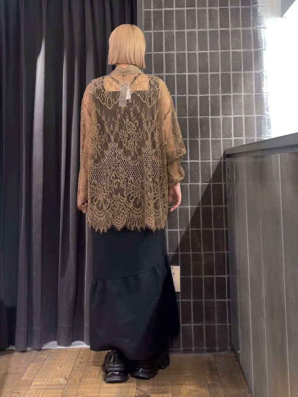 ブラック系のジャンパースカート、ブラック系のローファー、ブラウン系のシャツ/ブラウスを着用したレディースの夏コーディネートの4枚目の写真