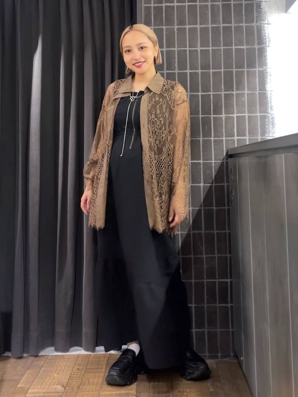 ブラック系のジャンパースカート、ブラック系のローファー、ブラウン系のシャツ/ブラウスを着用したレディースの夏コーディネートの5枚目の写真