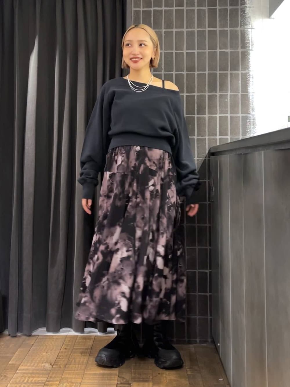 「低身長、着痩せ・細見え、体型カバー、デート/ロマンティック、ママコーデ、楽ちんコーデ、骨格ストレート、女子ウケ、差し色コーデ、モード、カジュアル、JEANASIS、スウェット、きれいめ、スニーカー」｜「JEANASISのストレッチクリアスニーカーブーツ/573251（ブーツ、ブラック系）」を使った、kakoさん（レディース・154cm）の夏コーディネートの5枚目の写真