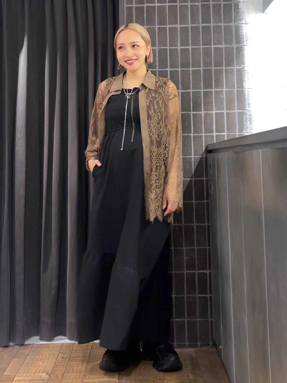 ブラック系のジャンパースカート、ブラック系のローファー、ブラウン系のシャツ/ブラウスを着用したレディースの夏コーディネートの2枚目の写真