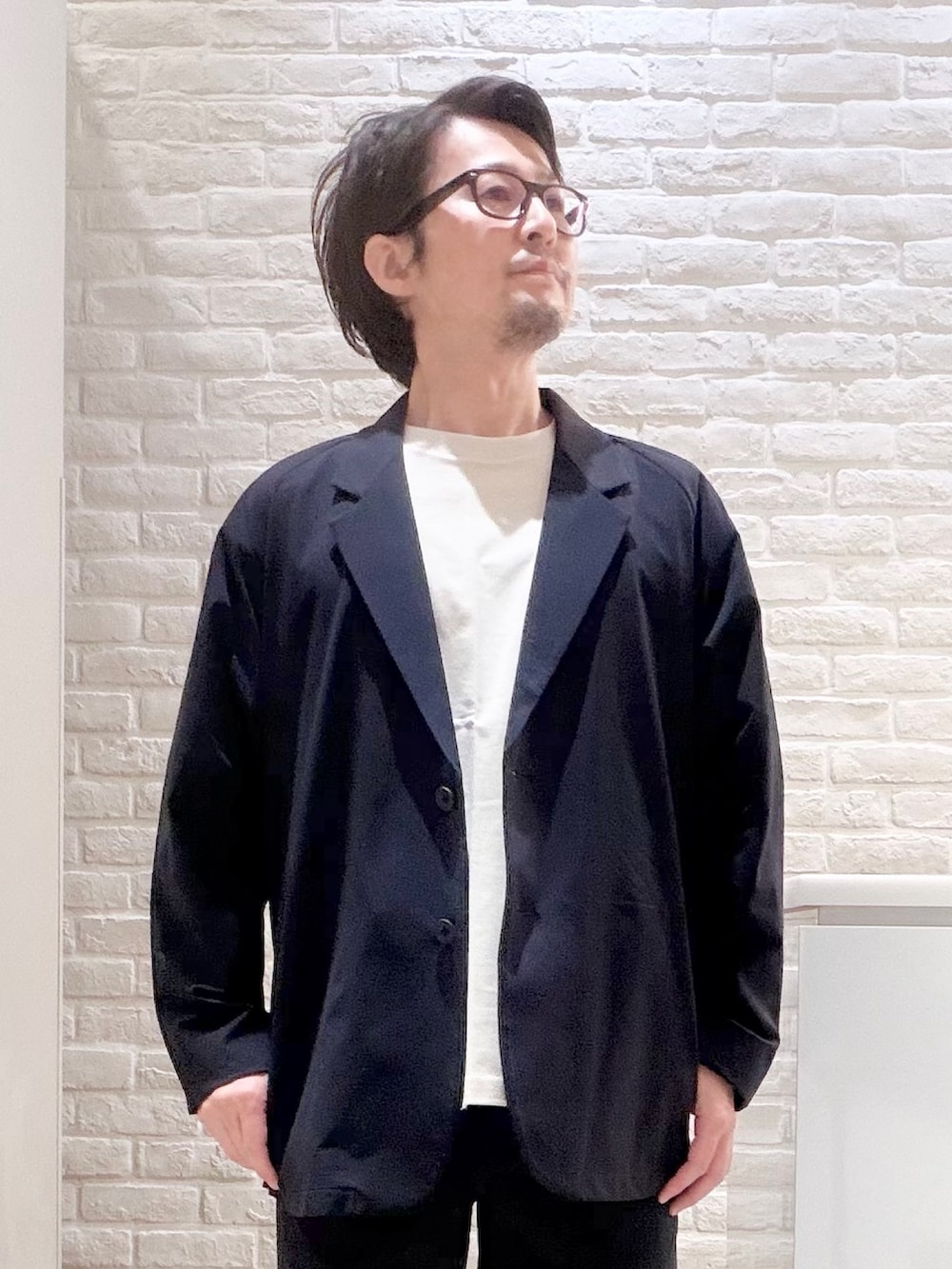 ブルー系のスラックス、ブルー系のセットアップ、ホワイト系のTシャツ/カットソーを着用したメンズの夏コーディネートの2枚目の写真