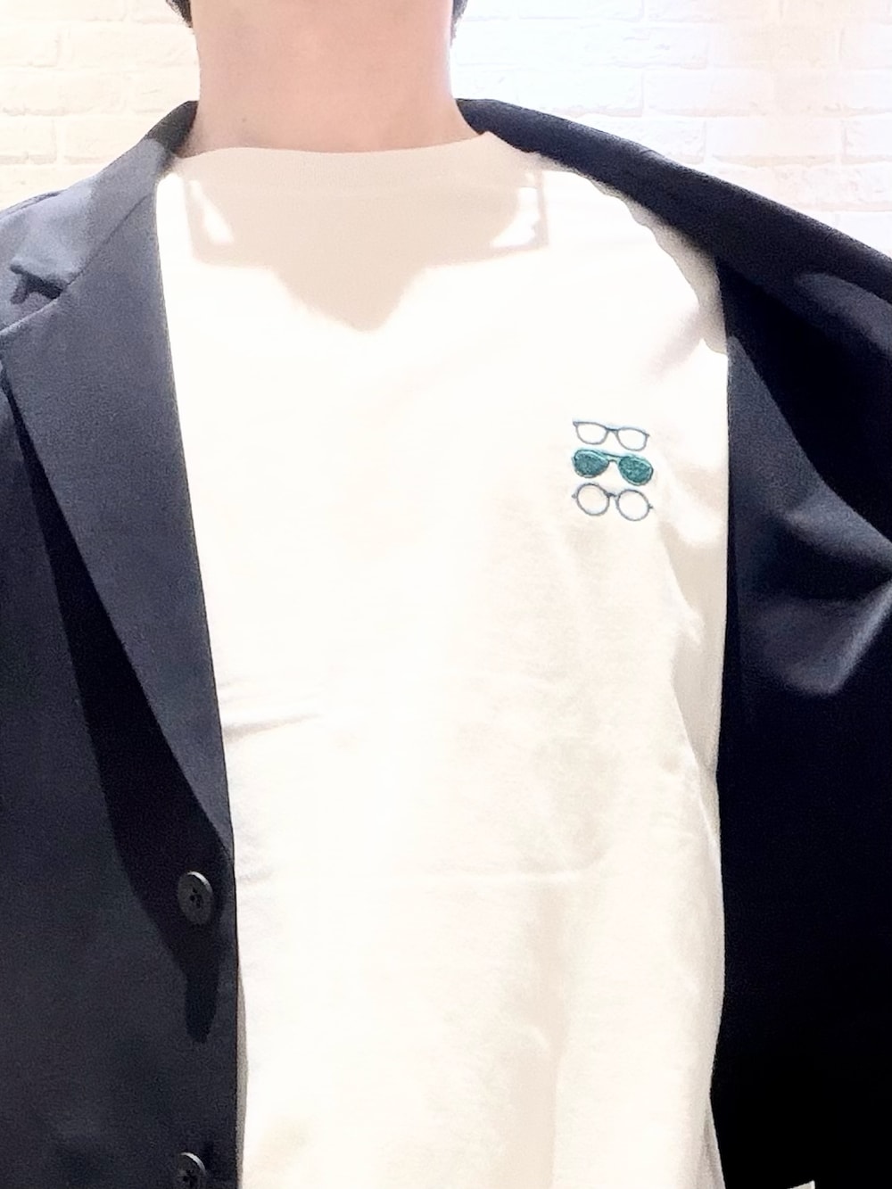 ブルー系のスラックス、ブルー系のセットアップ、ホワイト系のTシャツ/カットソーを着用したメンズの夏コーディネートの7枚目の写真