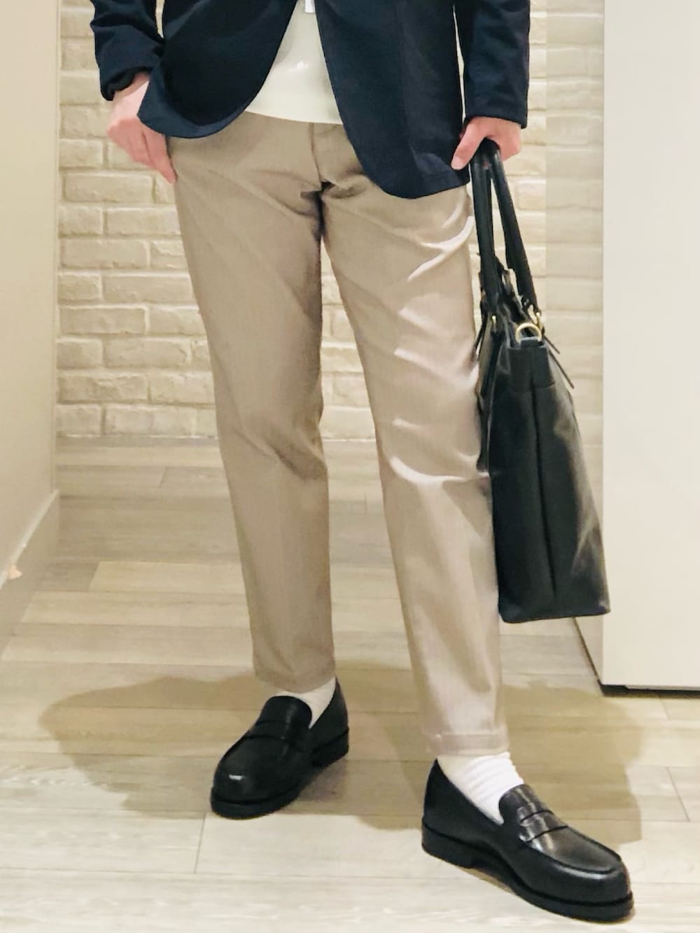 片山さんの「【セットアップ対応/接触冷感】ハイブリット リラックス ジャケット（ABAHOUSE GRAY）」を使ったコーディネートの3枚目の写真