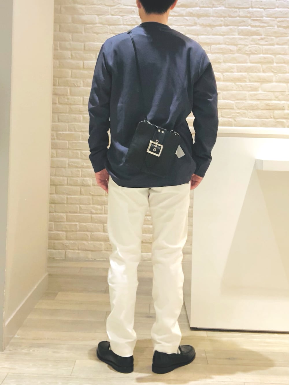片山さんの「【7色展開】ツイル ストレッチ スリム フィット チノパンツ（ABAHOUSE GRAY）」を使ったコーディネートの4枚目の写真
