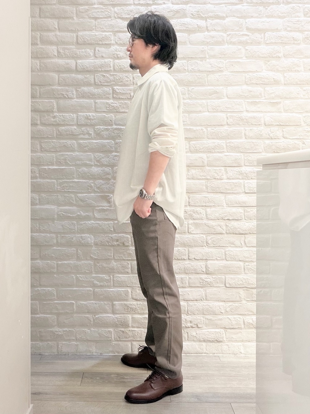 グリーン系のTシャツ/カットソー、ブラウン系のドレスシューズ、ホワイト系のシャツ/ブラウスを着用したメンズの夏コーディネートの6枚目の写真