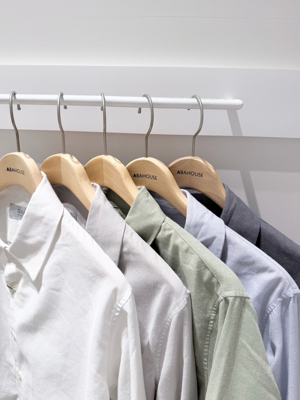 グリーン系のTシャツ/カットソー、ブラウン系のドレスシューズ、ホワイト系のシャツ/ブラウスを着用したメンズの夏コーディネートの8枚目の写真