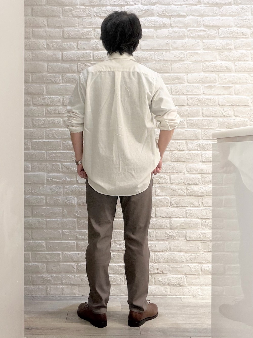 グリーン系のTシャツ/カットソー、ブラウン系のドレスシューズ、ホワイト系のシャツ/ブラウスを着用したメンズの夏コーディネートの5枚目の写真