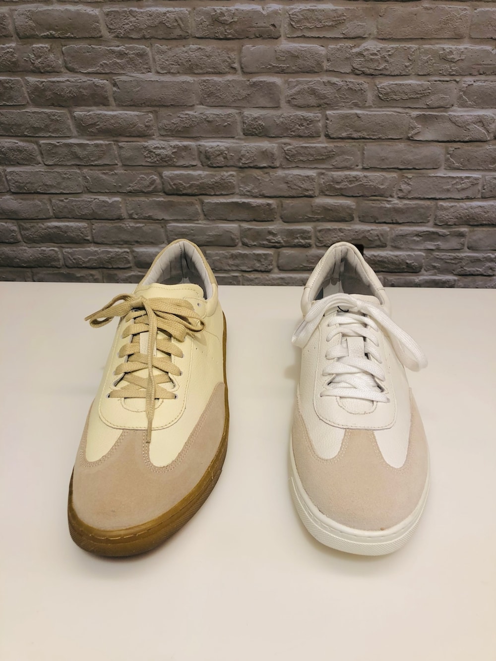 グレー系のニット/セーター、ブルー系のデニムパンツ、ブラック系のトートバッグを着用したメンズの冬コーディネートの9枚目の写真
