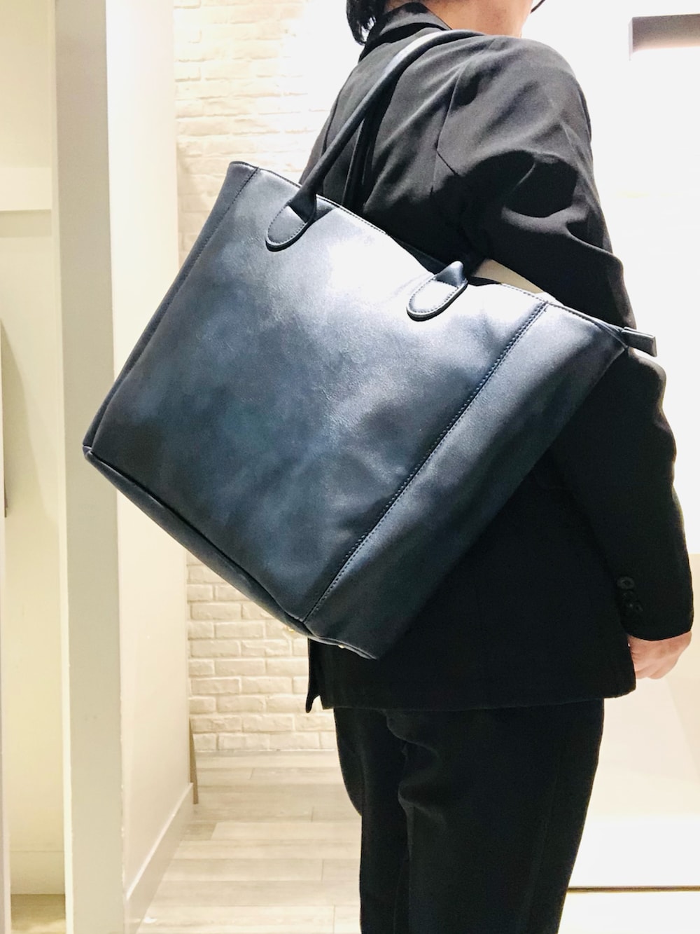 ブラック系のセットアップ、ブラック系のテーラードジャケット、ホワイト系のTシャツ/カットソーを着用したメンズの秋コーディネートの6枚目の写真
