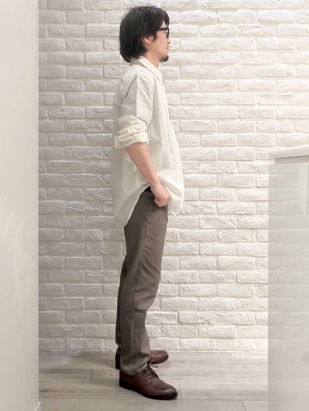 グリーン系のTシャツ/カットソー、ブラウン系のドレスシューズ、ホワイト系のシャツ/ブラウスを着用したメンズの夏コーディネートの4枚目の写真