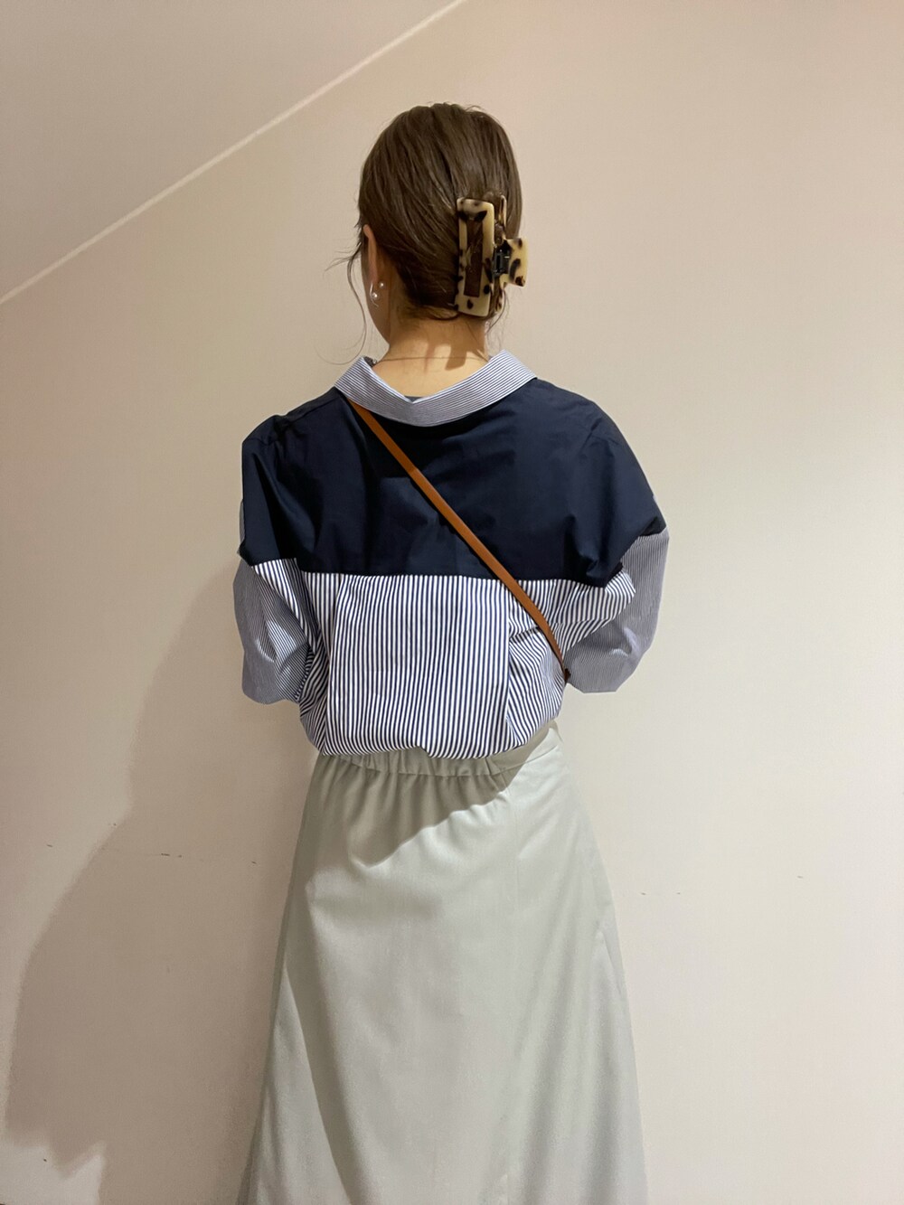 「オトナカジュアル、シンプル、春コーデ、オトナカワイイ、ootd、ブルー、おしゃれさんと繋がりたい」｜「YECCA VECCAのメタルラインパンプス（シューズ、シルバー系）」を使った、miku.さん（レディース・156cm）の春コーディネートの3枚目の写真