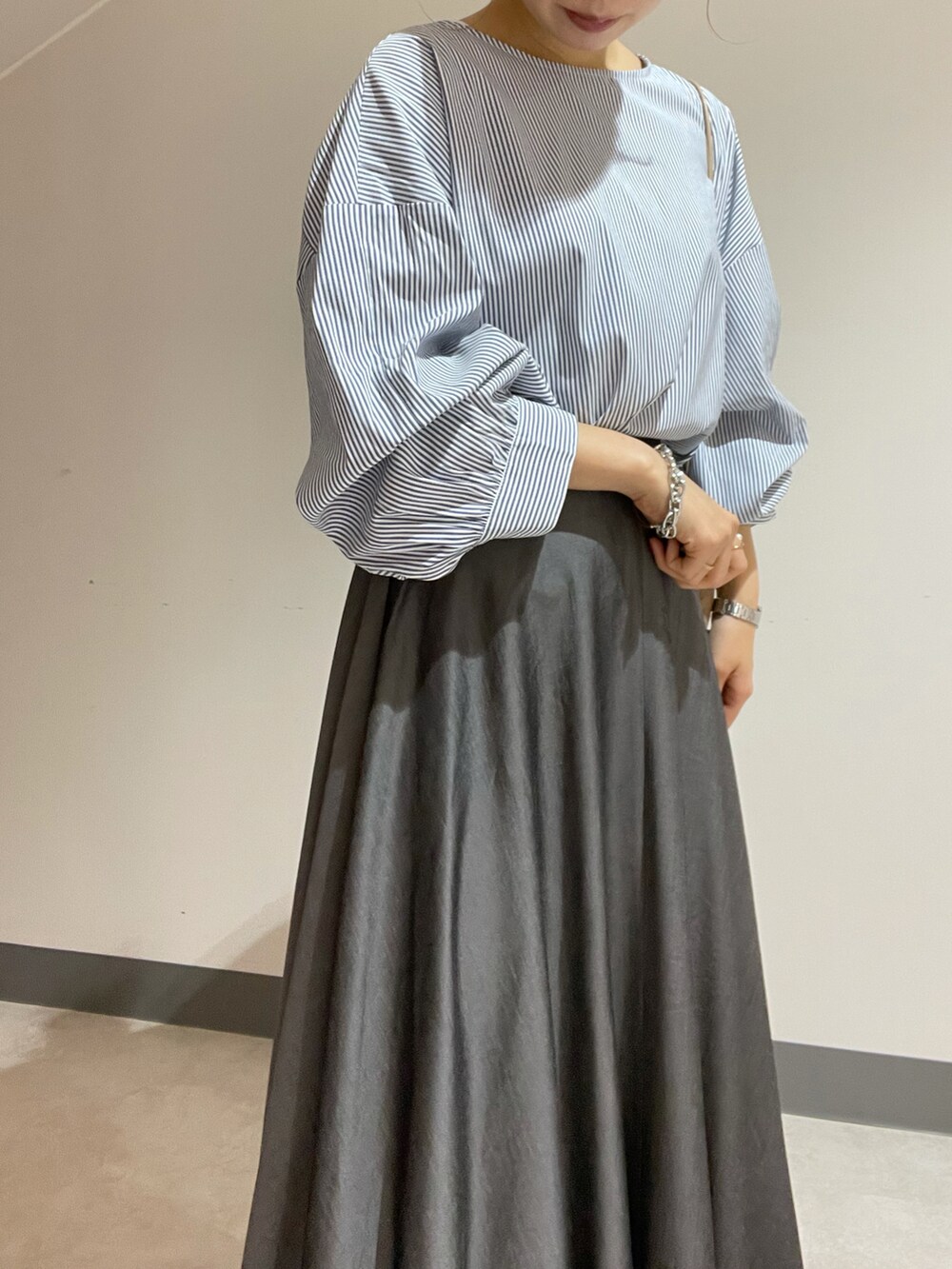 「大人カジュアル、春服、ミニバッグ、ショートブーツ、春コーデ、シャツスタイル、ストライプシャツ、おしゃれさんと繋がりたい」｜「YECCA VECCAの2wayストライプ柄ボリューム袖ブラウス　＊◆（シャツ/ブラウス、その他）」を使った、miku.さん（レディース・156cm）の冬コーディネートの2枚目の写真