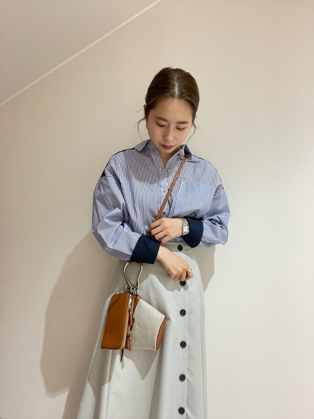「オトナカジュアル、シンプル、春コーデ、オトナカワイイ、ootd、ブルー、おしゃれさんと繋がりたい」｜「YECCA VECCAのメタルラインパンプス（シューズ、シルバー系）」を使った、miku.さん（レディース・156cm）の春コーディネートの2枚目の写真