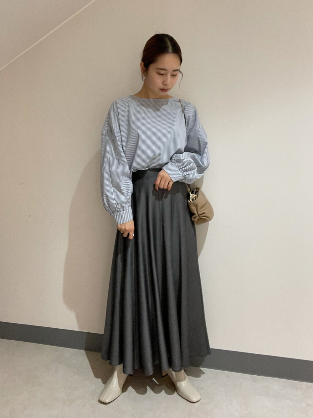 「大人カジュアル、春服、ミニバッグ、ショートブーツ、春コーデ、シャツスタイル、ストライプシャツ、おしゃれさんと繋がりたい」｜「YECCA VECCAの2wayストライプ柄ボリューム袖ブラウス　＊◆（シャツ/ブラウス、その他）」を使った、miku.さん（レディース・156cm）の冬コーディネートの3枚目の写真