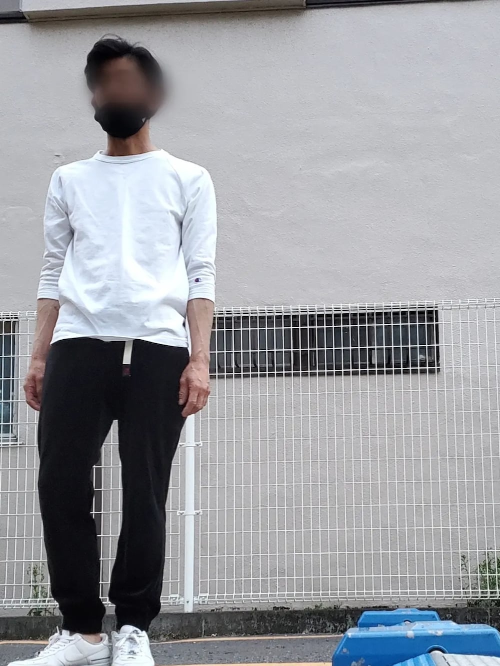 ブラック系のスウェットパンツ、ホワイト系のスニーカー、ブルー系のライダースジャケットを着用したメンズの春コーディネートの2枚目の写真