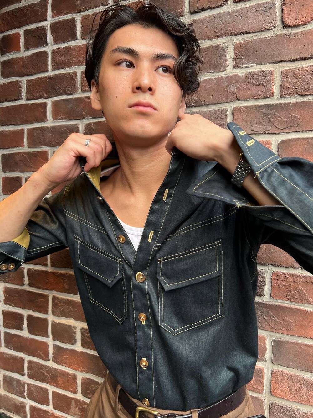 ブラウン系のパンツ、ホワイト系のトートバッグ、ブラウン系のベルトを着用したメンズの冬コーディネートの4枚目の写真