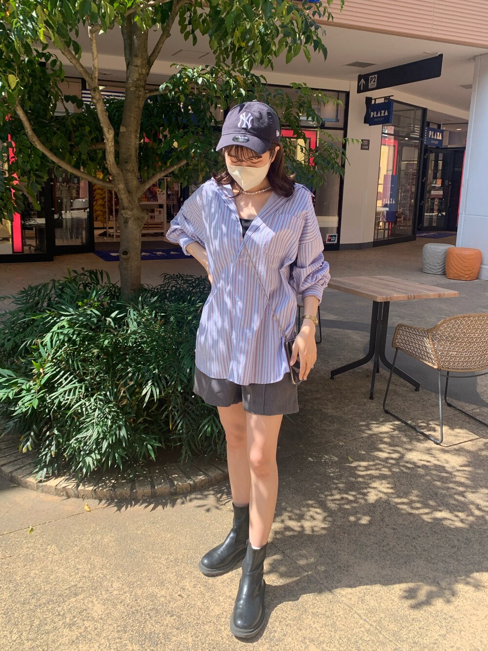 ブルー系のシャツ/ブラウスを着用したレディースの春コーディネートの2枚目の写真