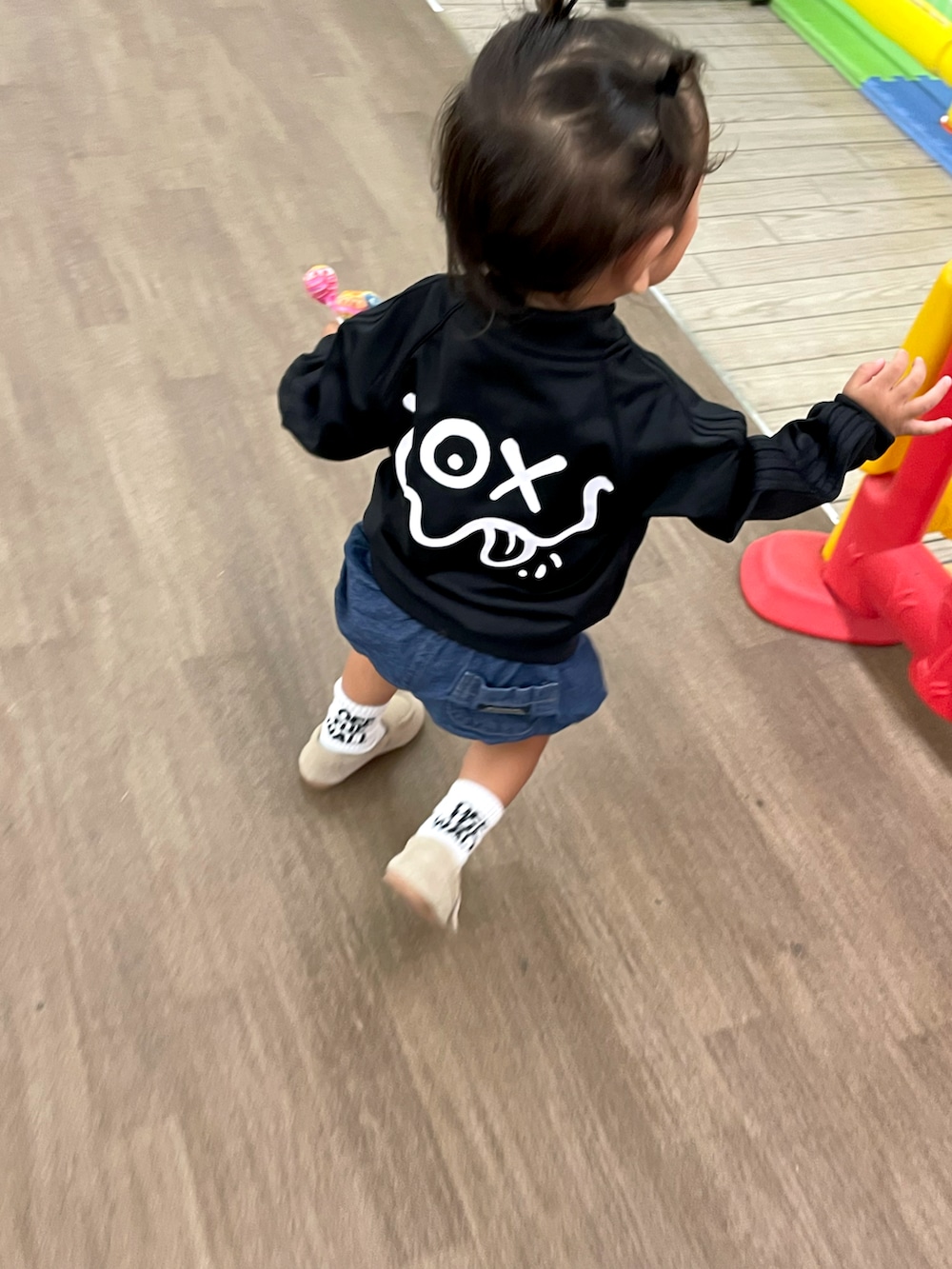 ブラック系のジャージを着用したキッズの秋コーディネートの2枚目の写真