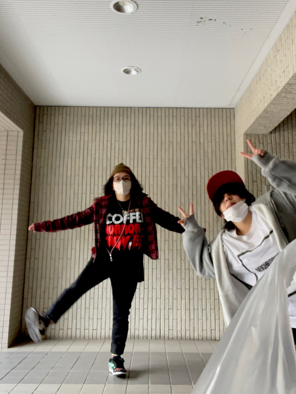 ブラック系のパンツ、その他のスニーカー、ホワイト系のTシャツ/カットソーを着用したレディースの冬コーディネートの2枚目の写真