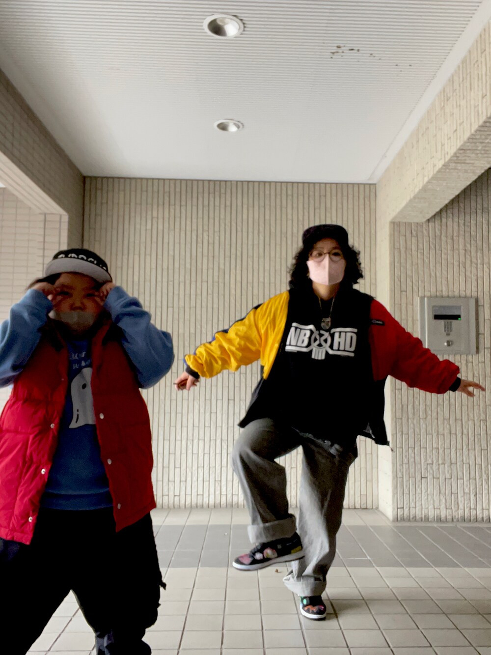 ブラック系のパーカー、その他のジャケット/アウター、その他のサロペット/オーバーオールを着用したレディースの冬コーディネートの2枚目の写真