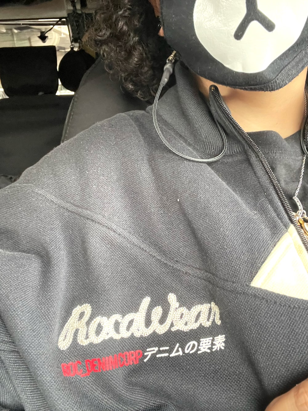 ブラック系のジャージ、ブラック系のTシャツ/カットソー、ブラック系のパンツを着用したレディースの冬コーディネートの2枚目の写真