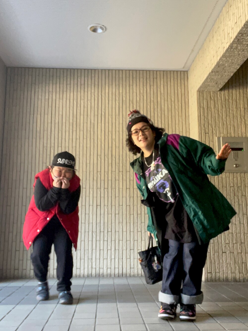 ブラック系のTシャツ/カットソー、グリーン系のジャケット/アウター、その他のデニムパンツを着用したレディースの冬コーディネートの3枚目の写真