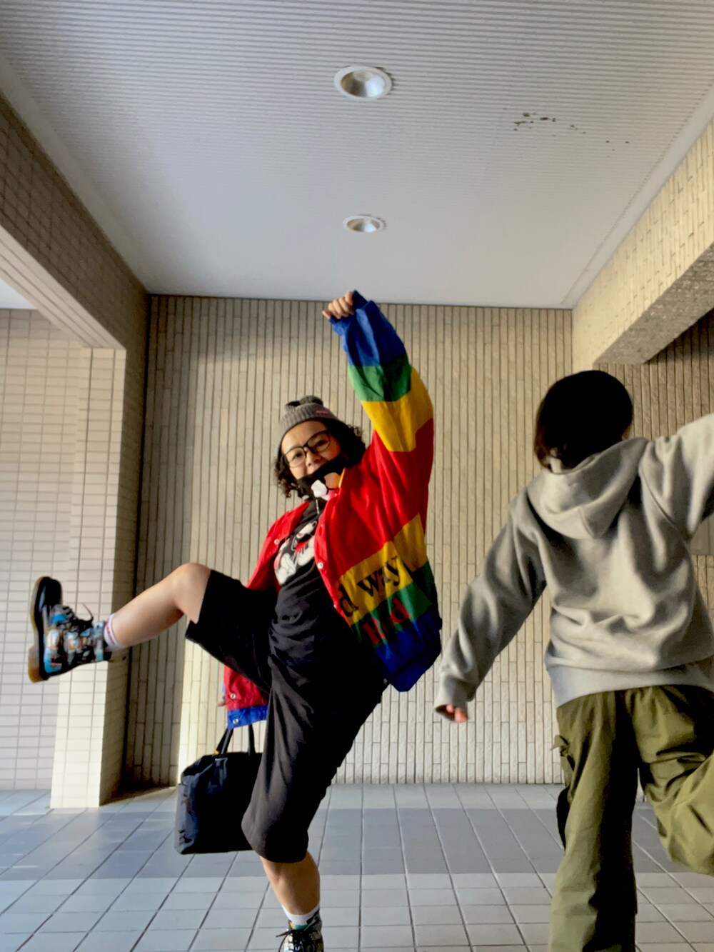 ブラック系のTシャツ/カットソー、その他のナイロンジャケット、ブラック系のパンツを着用したレディースの冬コーディネートの3枚目の写真