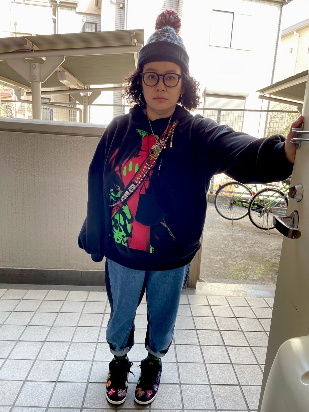 ブラック系のパーカー、その他のデニムパンツ、その他のスニーカーを着用したレディースの春コーディネートの2枚目の写真