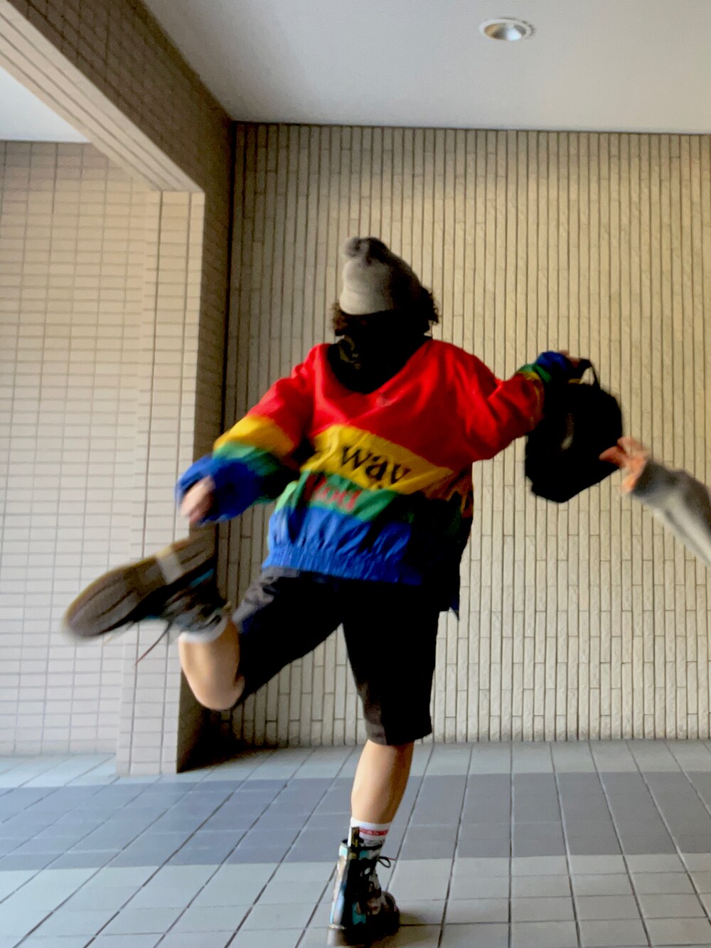 ブラック系のTシャツ/カットソー、その他のナイロンジャケット、ブラック系のパンツを着用したレディースの冬コーディネートの2枚目の写真