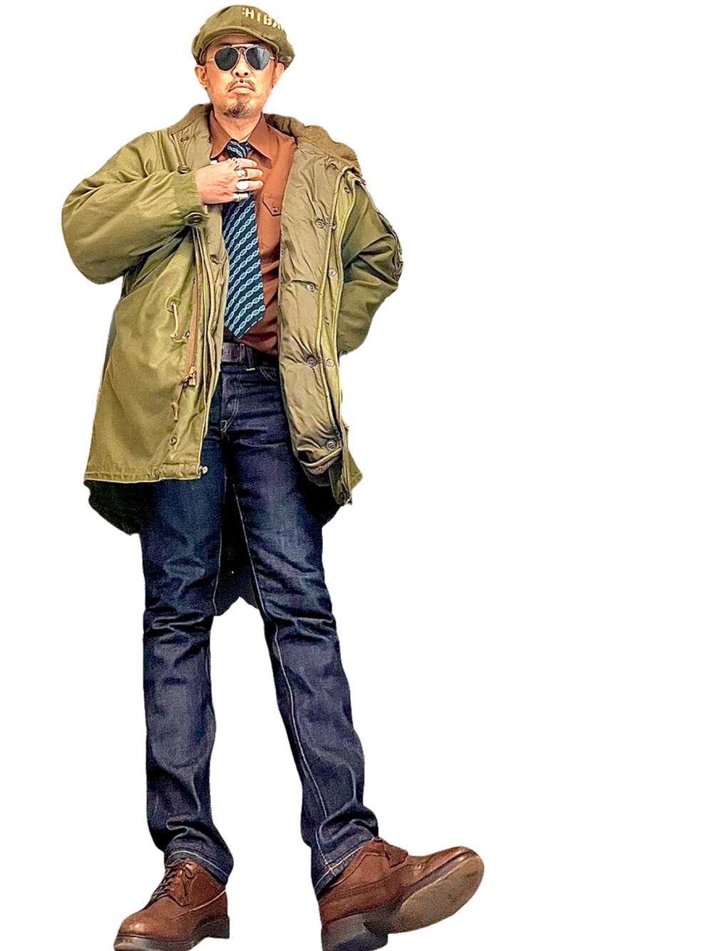 ブルー系のデニムパンツ、グリーン系のモッズコート、ブラウン系のシャツ/ブラウスを着用したメンズの冬コーディネートの5枚目の写真