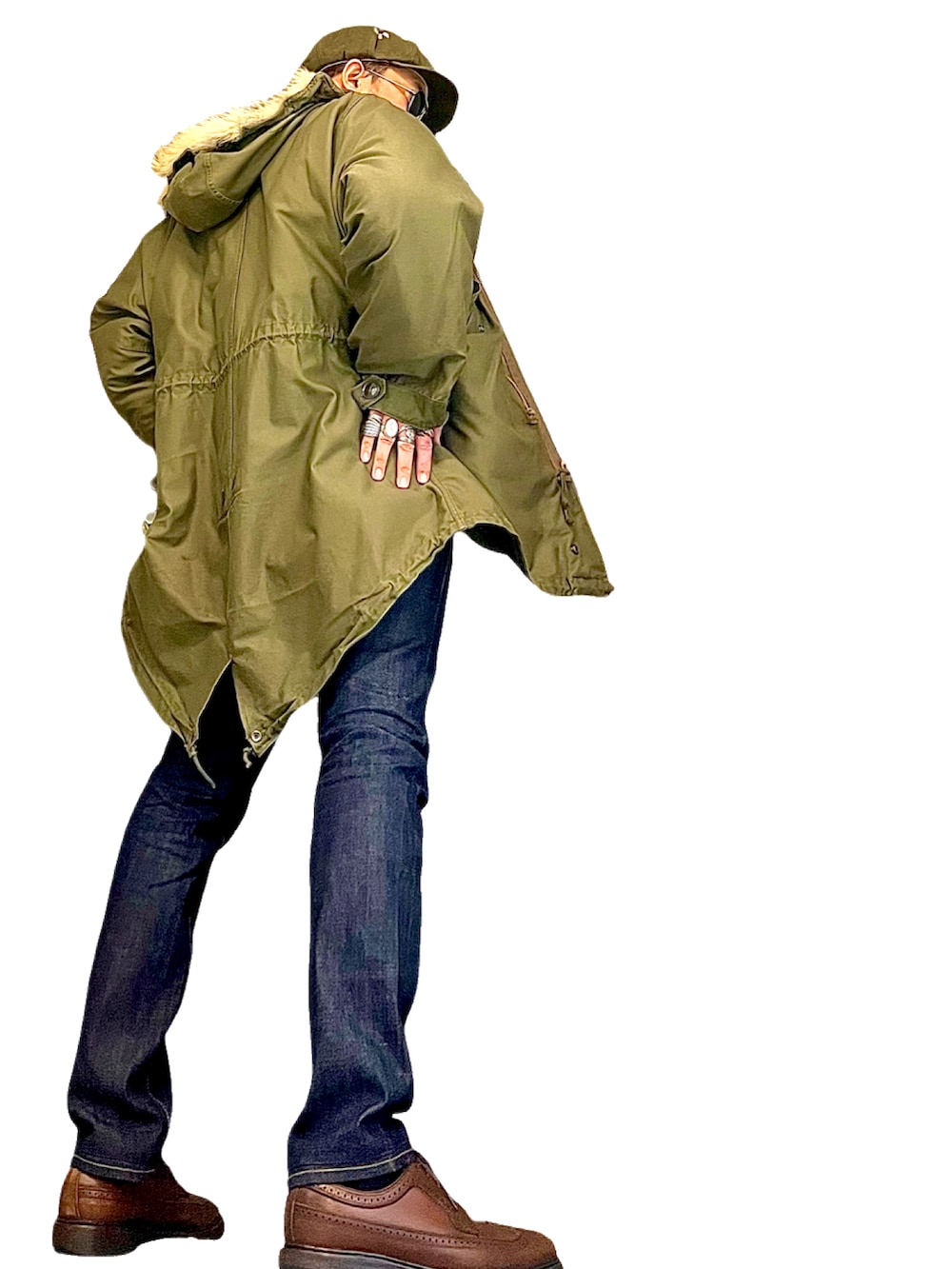 ブルー系のデニムパンツ、グリーン系のモッズコート、ブラウン系のシャツ/ブラウスを着用したメンズの冬コーディネートの4枚目の写真