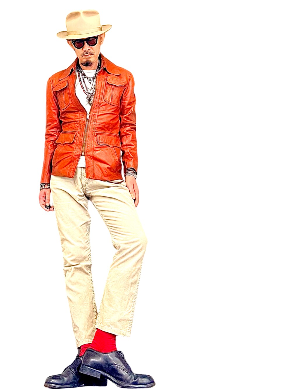 ブラウン系のジャケット/アウター、ベージュ系のパンツ、ブラック系のドレスシューズを着用したメンズの秋コーディネートの4枚目の写真