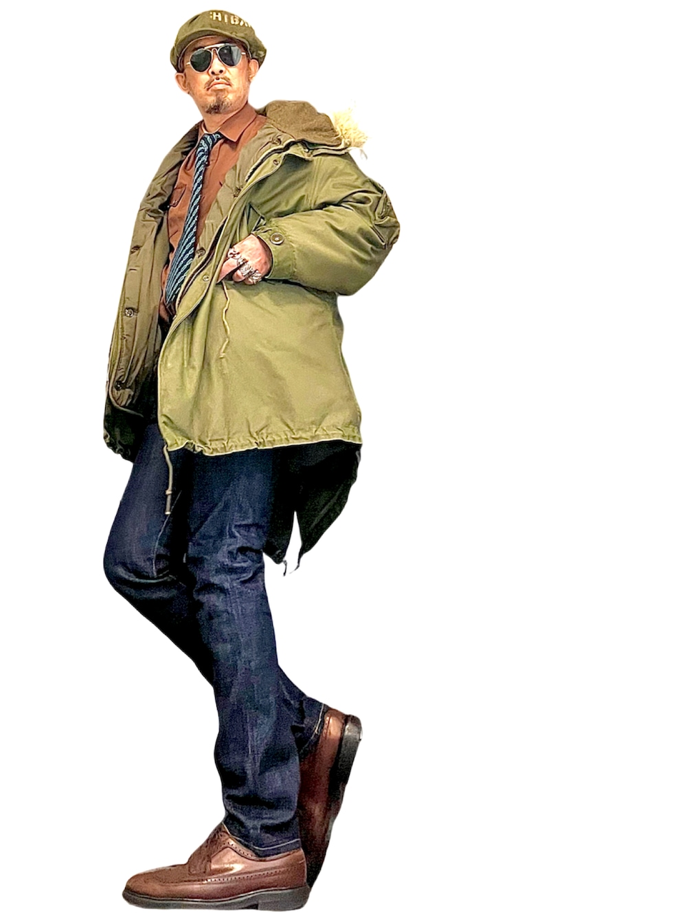 ブルー系のデニムパンツ、グリーン系のモッズコート、ブラウン系のシャツ/ブラウスを着用したメンズの冬コーディネートの2枚目の写真