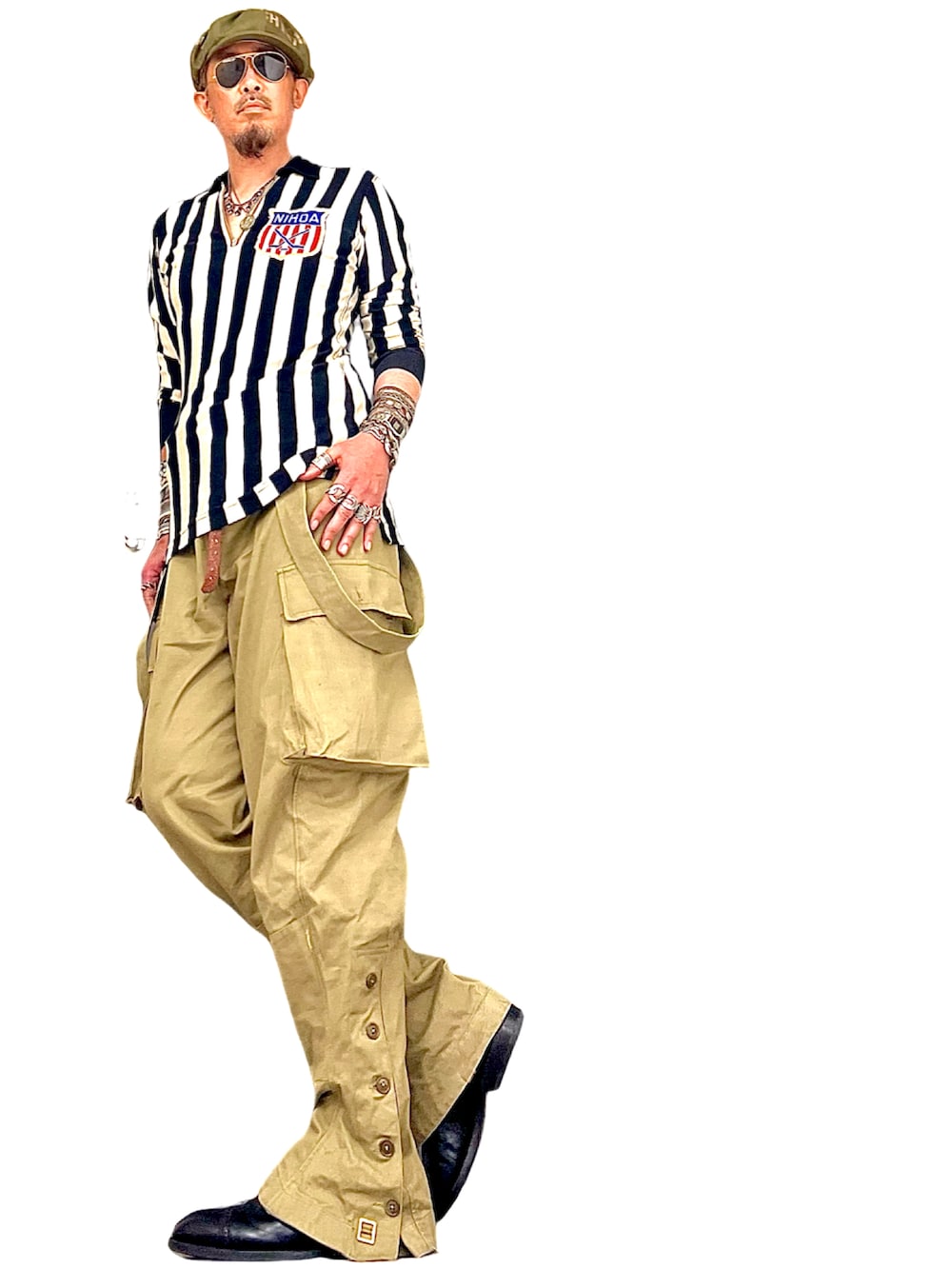 グリーン系のサロペット/オーバーオール、その他のトップス、ブラック系のドレスシューズを着用したメンズの春コーディネートの2枚目の写真