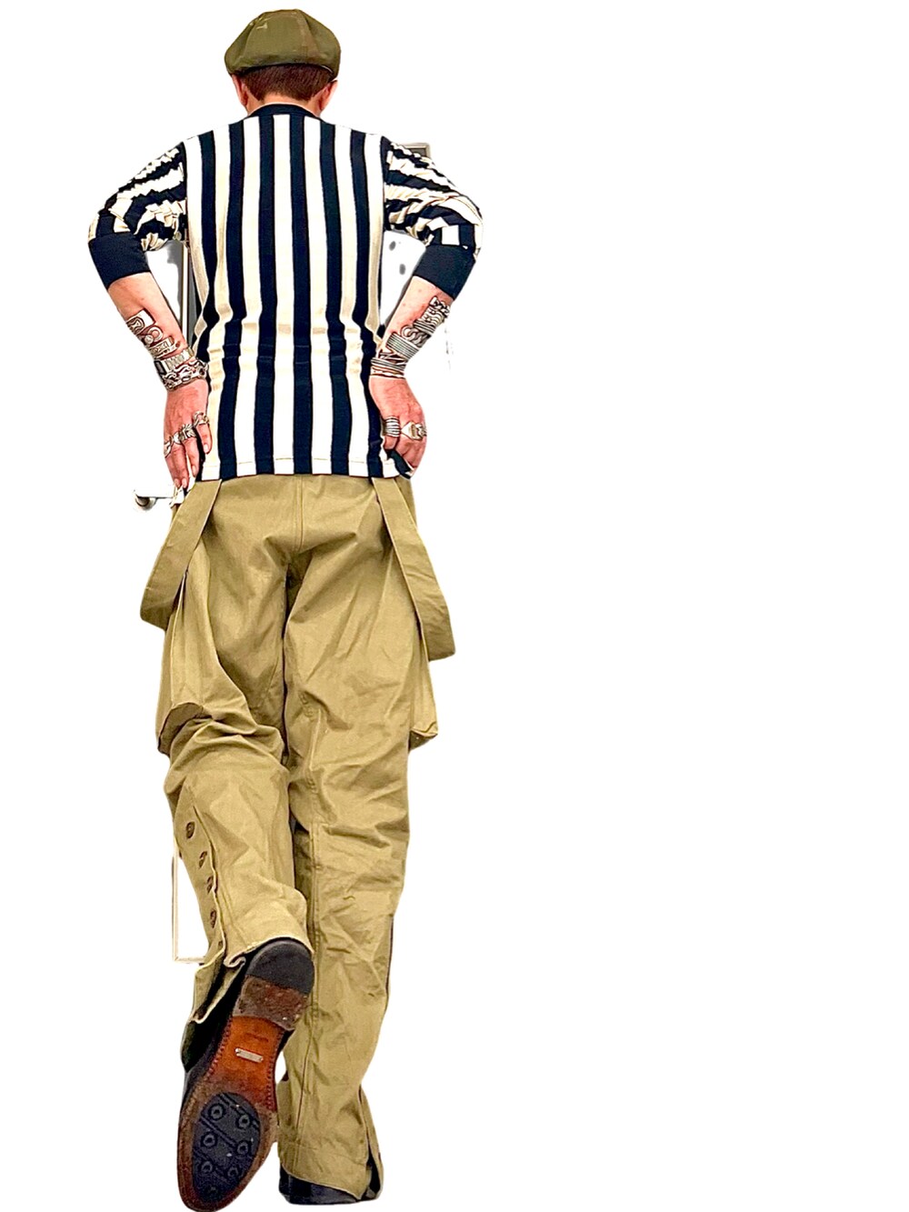 グリーン系のサロペット/オーバーオール、その他のトップス、ブラック系のドレスシューズを着用したメンズの春コーディネートの4枚目の写真