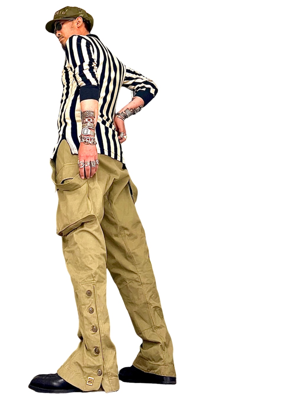 グリーン系のサロペット/オーバーオール、その他のトップス、ブラック系のドレスシューズを着用したメンズの春コーディネートの3枚目の写真