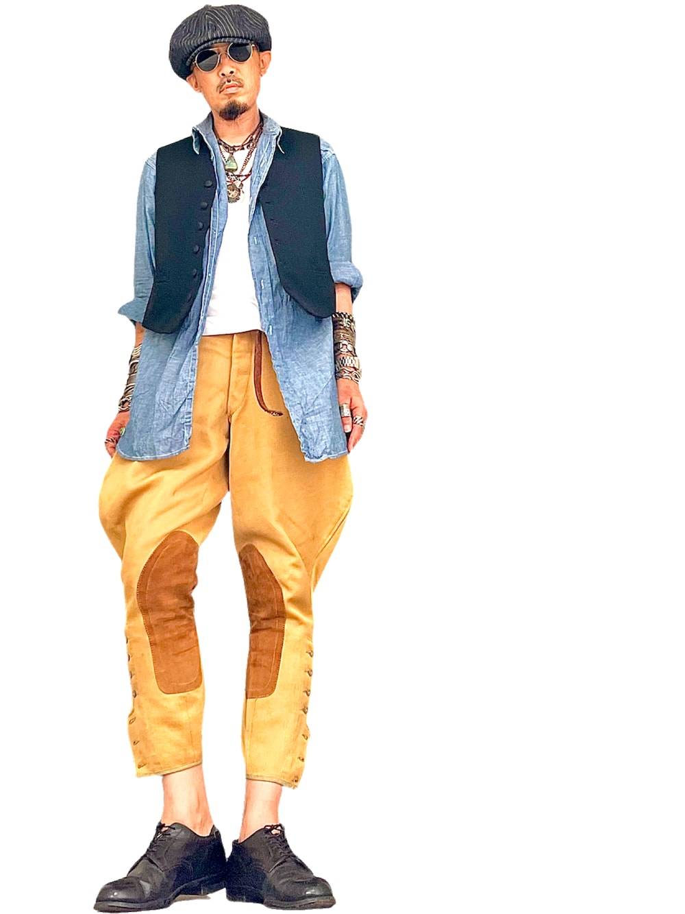 ブルー系のシャツ/ブラウス、ブラック系のベスト、ベージュ系のパンツを着用したメンズの秋コーディネートの4枚目の写真