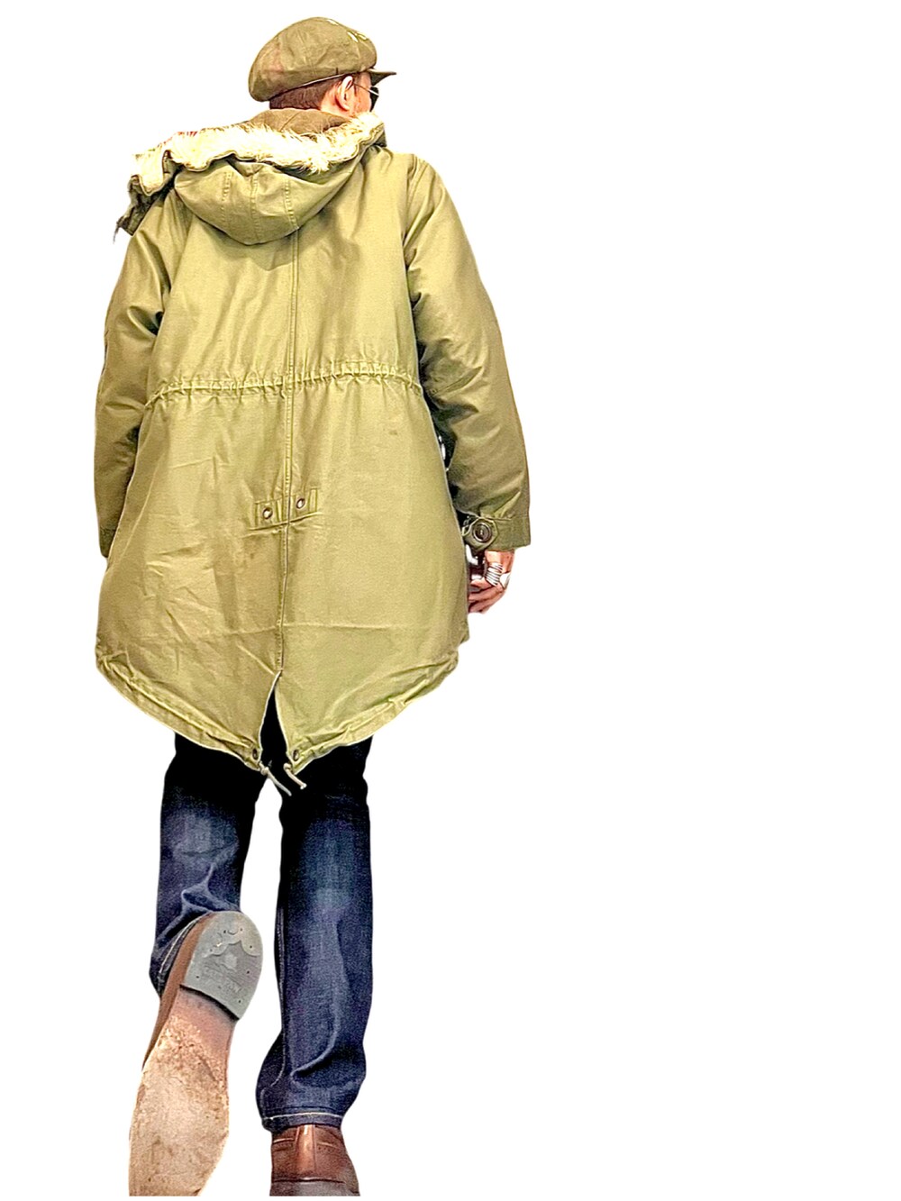 ブルー系のデニムパンツ、グリーン系のモッズコート、ブラウン系のシャツ/ブラウスを着用したメンズの冬コーディネートの3枚目の写真