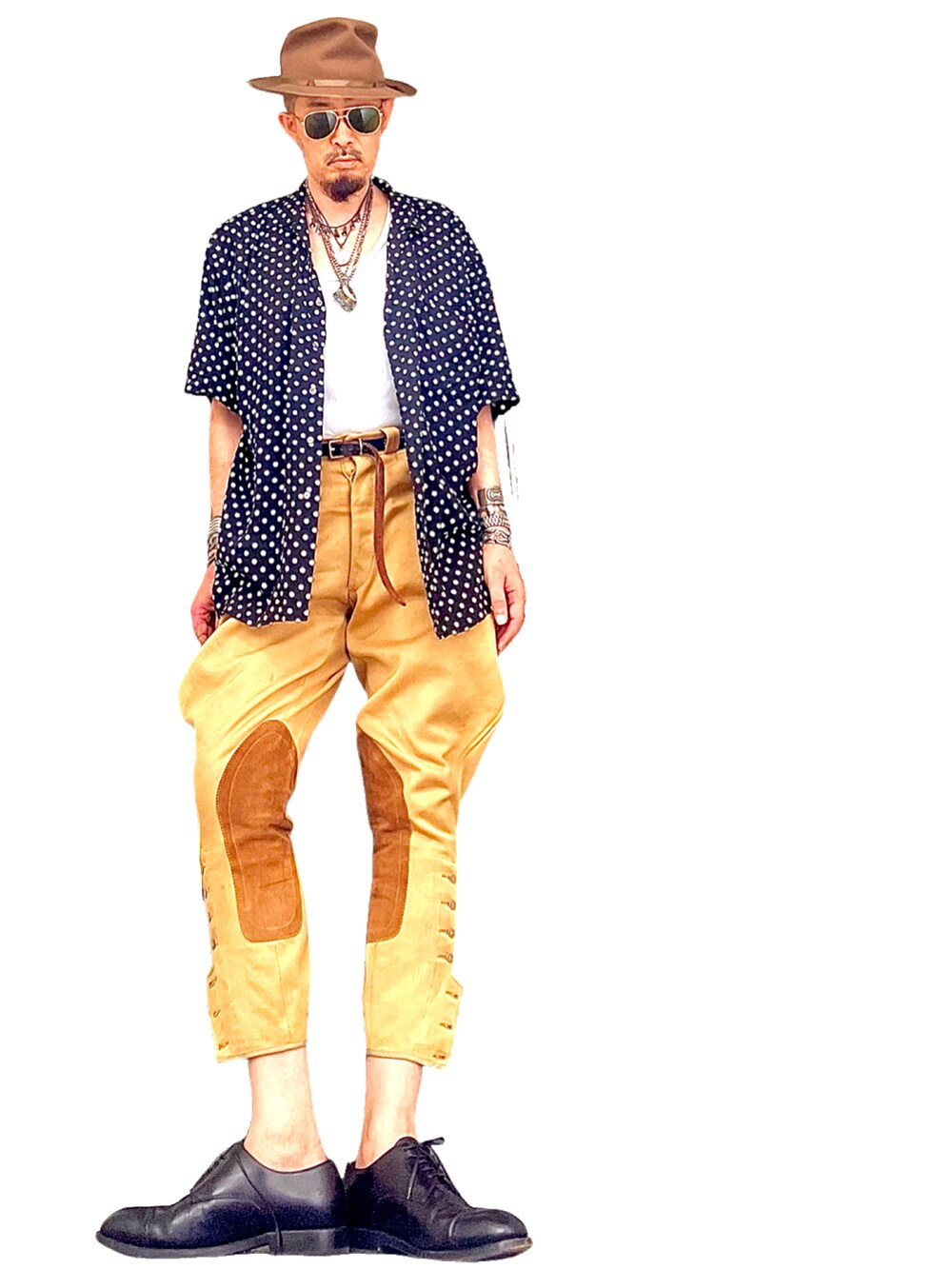 ブラック系のシャツ/ブラウス、ベージュ系のパンツ、ブラック系のドレスシューズを着用したメンズの夏コーディネートの5枚目の写真