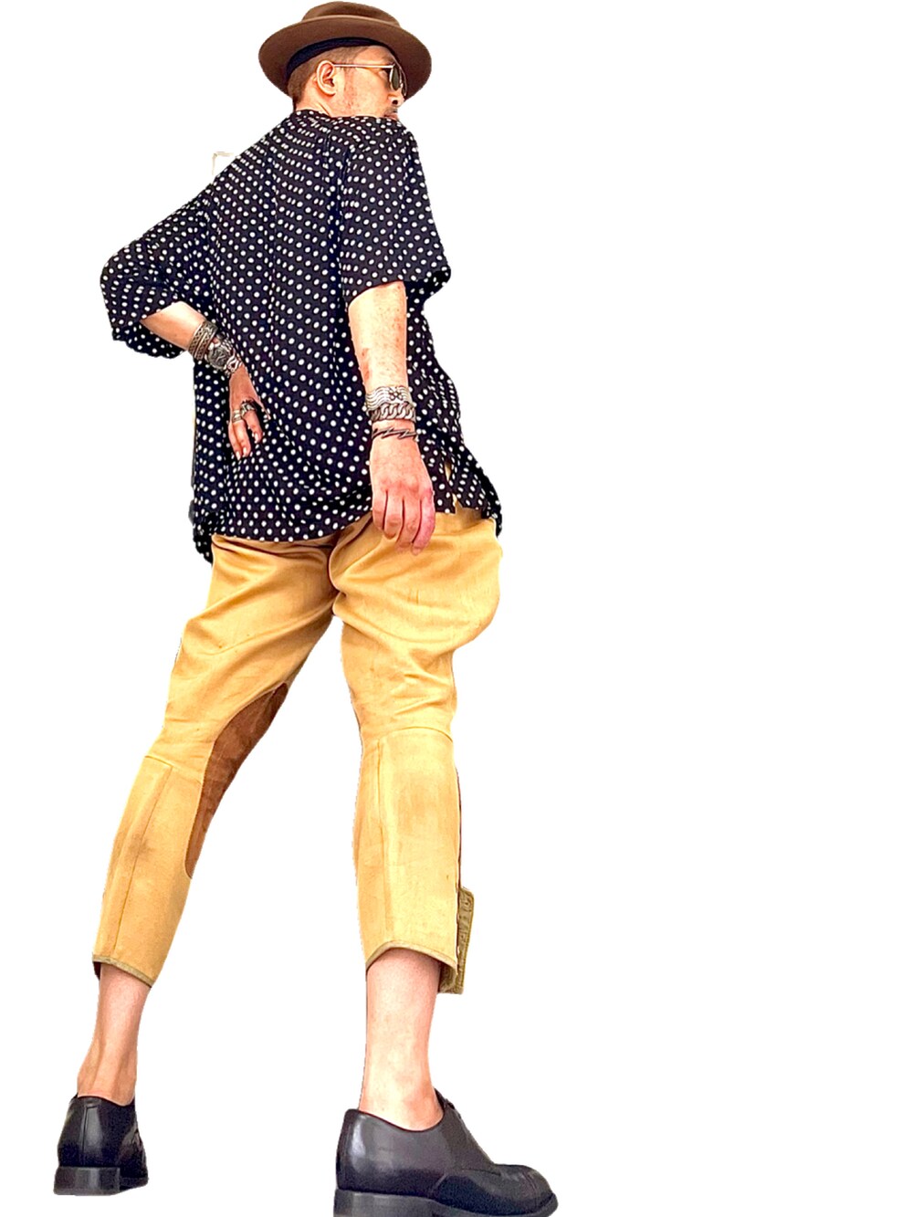 ブラック系のシャツ/ブラウス、ベージュ系のパンツ、ブラック系のドレスシューズを着用したメンズの夏コーディネートの3枚目の写真