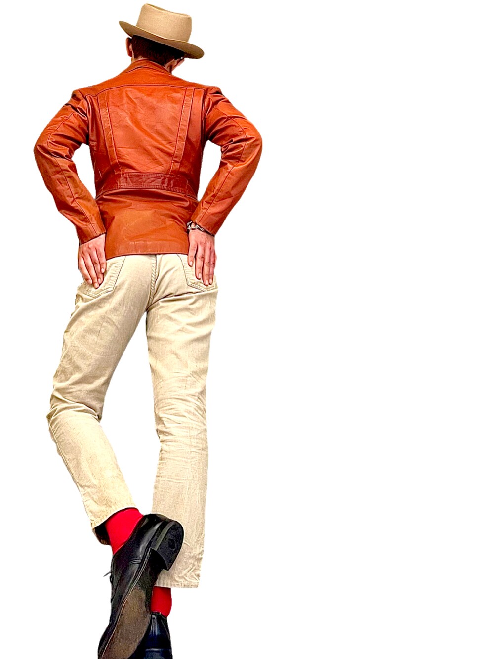 ブラウン系のジャケット/アウター、ベージュ系のパンツ、ブラック系のドレスシューズを着用したメンズの秋コーディネートの5枚目の写真